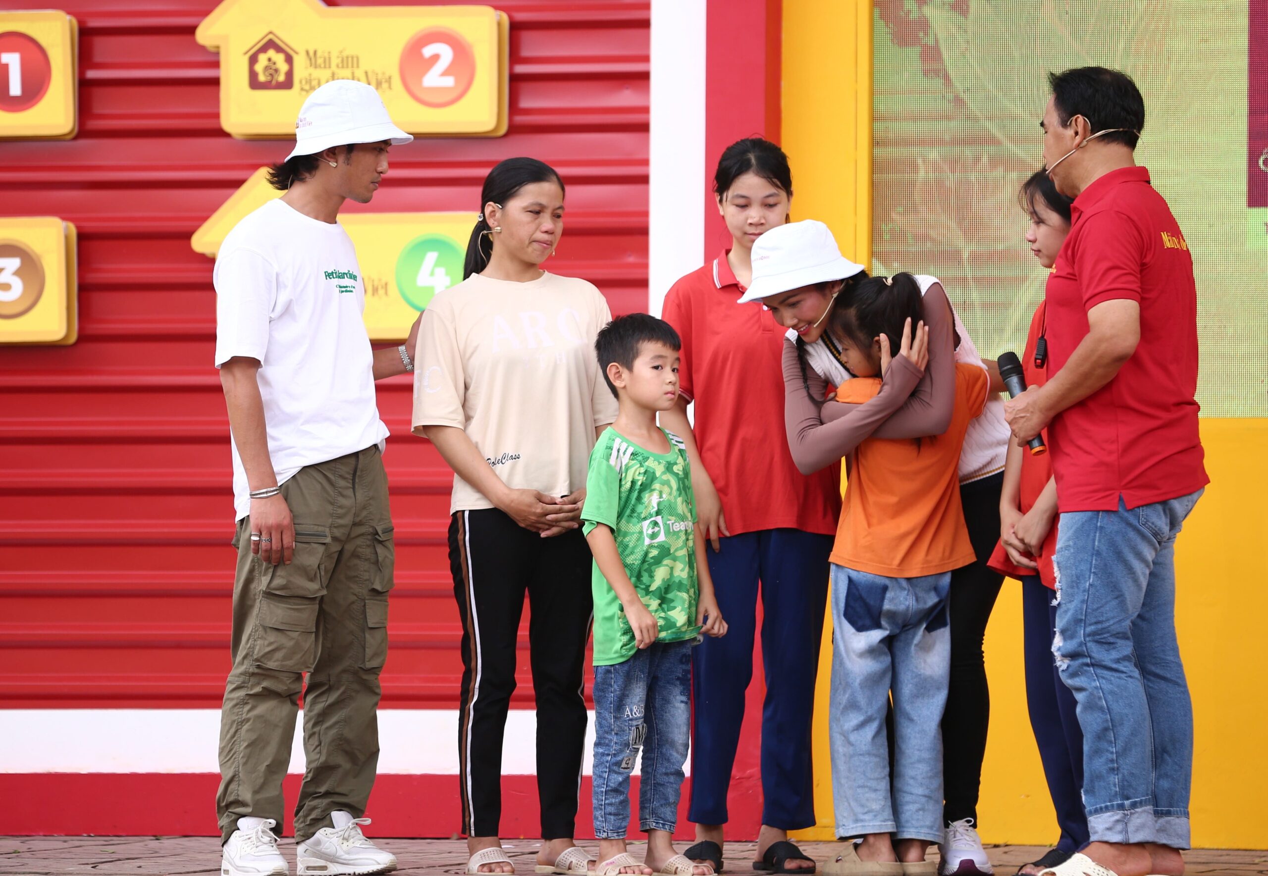 Hỗ Trợ Trẻ Mồ Côi: Chương Trình “Mái Ấm Gia Đình Việt” Tại Hậu Giang