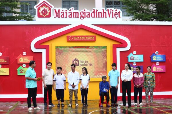 Mái ấm gia đình Việt Tập 48: MC Quyền Linh Cảm Động Trước Tình Cảnh Khó Khăn Của Những Em Nhỏ Mồ Côi