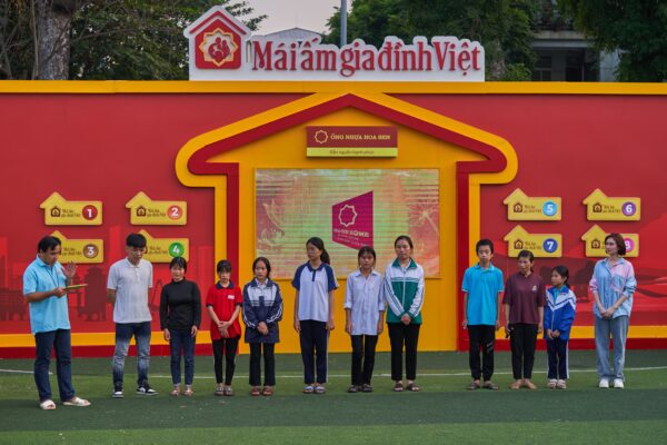 Mái ấm gia đình Việt Tập 63: Hương Giang và Trung Ruồi mang đến hy vọng cho trẻ mồ côi